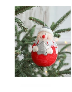 Gros plan d'une suspension Père Noël avec étoile sur un sapin de Noël décoré festif