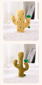 Detail van pluche cactus kattenspeeltjes met munt, getextureerde stof en borduurwerk