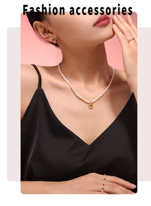 Détail du collier de perles vintage avec pendentif géométrique sur un mannequin