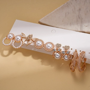 Vue détaillée d'un lot de 10 boucles d'oreilles avec perles et détails dorés