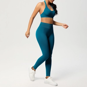 Dettaglio della vita alta a coste dei leggings da yoga blu pavone per il controllo addominale