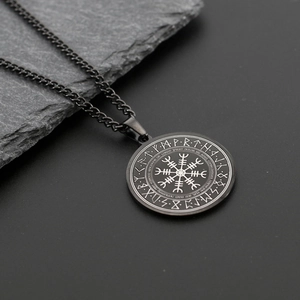 Detailansicht der schwarzen Wikinger Vegvisir Kompass Halskette aus Edelstahl auf Schiefer