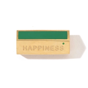 Détail d'un pendentif rectangulaire doré avec rayures vertes et gravure Happiness
