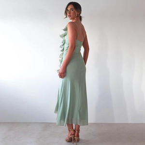 Détail de la robe longue vert clair montrant le dos à volants et la vue de côté