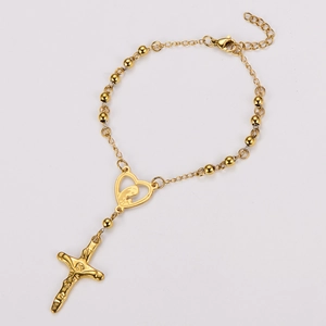 Détail du bracelet en perles d'acier inoxydable plaqué or 18k avec breloques cœur et croix