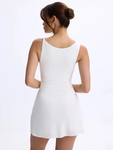 Détail des plis au dos et de la coupe ajustée de cette robe blanche sans manches