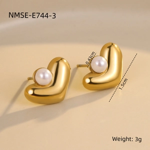 Détail macro de boucles d'oreilles perles en cœur avec dimensions et finition or 18K