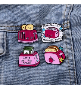 Kreative rosa Toaster Emaille-Anstecknadeln auf Jeansjacke mit inspirierenden Sprüchen