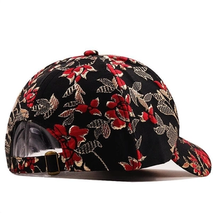 Vista posteriore del cappello da baseball ricamato a fiori con fibbia in metallo
