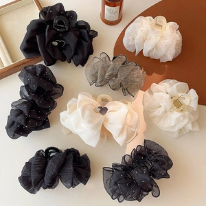 Pinces à cheveux élégantes en dentelle noire et satin avec détails de nœuds sur cuir