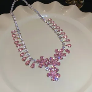 Collana d'argento elegante con fiori in zircone rosa e cristalli su porcellana bianca