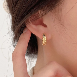 925 Sterling silver gold croissant hoop earrings with elegant twisted texture on model