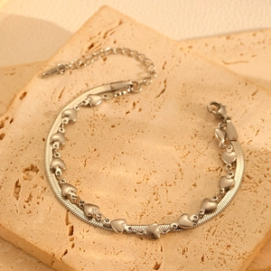 Bracelet double rang en argent avec chaîne serpent et charms coeur sur une pierre
