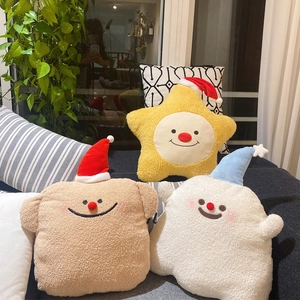 Cartoon Stern und Geist Plüschkissen mit festlichen Hüten auf Sofa-Hintergrund