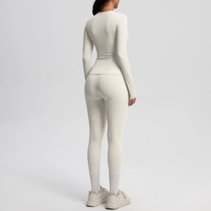 Vue détaillée de l'ensemble haut à manches longues et pantalon de yoga blanc crème respirant