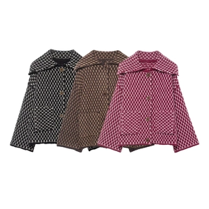 Détails des cardigans en maille à revers en noir, marron et violet avec texture épaisse