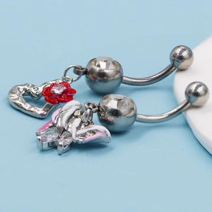 Détails macro d'anneaux de nombril avec cœur évidé, rose et papillon en émail rose