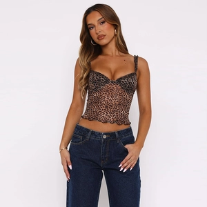 Sexyes Top mit Leopardenmuster und Denim-Jeans für den modischen Sommerurlaub