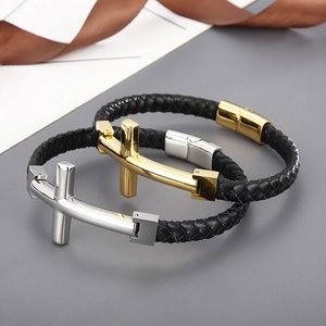 Bracelets en cuir tressé avec croix noire et accents métalliques polis or et argent