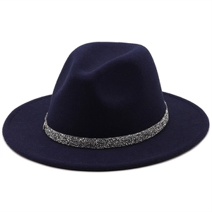 Détail du chapeau fedora en laine bleu foncé avec bandeau décoratif à paillettes argentées