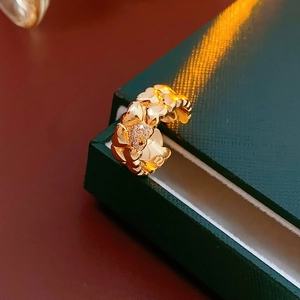 Macro detail of 18k gold plated ring featuring heart-shaped band and diamond flower cluster