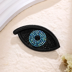 Υπερβολική καρφίτσα Evil Eye με μαύρα στρας και ιριδίζουσες πολύχρωμες κεντρικές πέτρες