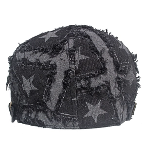 Casquette plate rétro en denim avec motifs d'étoiles effilochés et finition délavée grise
