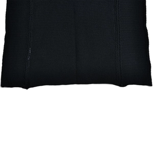 Dettaglio della trama del tessuto a maglia nera e cucitura per vestito in maglia