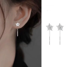 Détail des boucles d'oreilles flocon de neige en argent S925 avec longs enfileurs