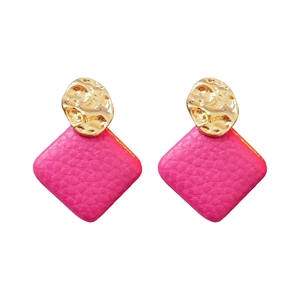 Modern irregular oval leather earrings in golden hammered metal and fuchsia rhombus texture