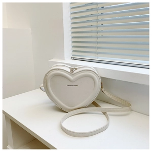 Dettaglio della borsa a tracolla bianca a forma di cuore con scritta Fashion & Bag e zip