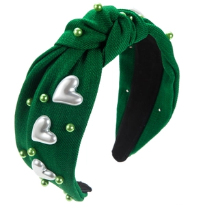 Détail du serre-tête en tissu vert émeraude avec nœud, perles vertes et cœurs argentés