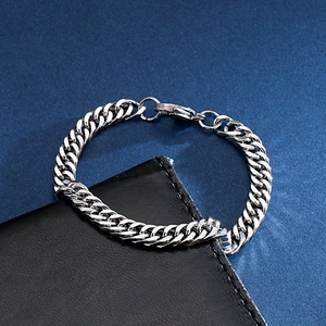 Nahaufnahme eines silbernen Panzerarmbands auf hochwertigem schwarzem Leder
