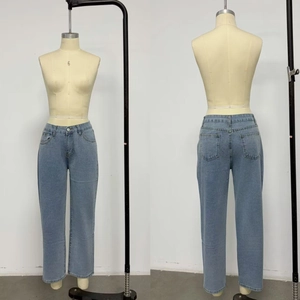 Vue avant et arrière du jean droit bleu clair sur un mannequin avec poches classiques