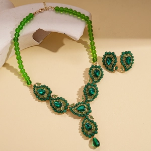 Retro emerald green jewelry set with water drop pendant necklace and matching stud earrings