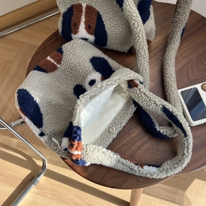 Détail du sac à bandoulière en polaire avec motif chiot bleu et fermoir magnétique