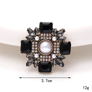 Vintage-Brosche in Gold mit schwarzem Edelstein und Perlen, 3,7 cm Durchmesser Zubehör