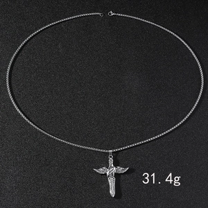 Détail du collier en acier inoxydable argenté avec pendentif dague ailée pesant 31,4g