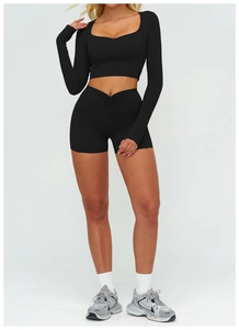 Completo sportivo nero da donna con crop top a maniche lunghe e pantaloncini da yoga