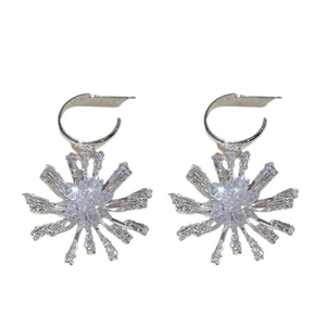 Boucles d'oreilles fleurs en argent avec cristaux de zircon et design floral en forme de C