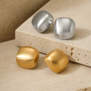 Orecchini a perno quadrati minimalisti in acciaio inossidabile opaco oro e argento su pietre