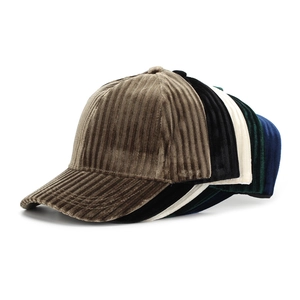 Detailweergave van kleurrijke corduroy gestreepte petten voor herfst en winter