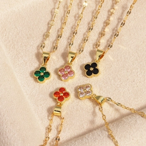 Eleganti collane in acciaio al titanio dorato con cinque pendenti a quadrifoglio colorati