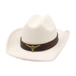 Détail d'un chapeau de cowboy en feutre blanc avec boucle taureau et clous en métal