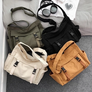 Sacs à bandoulière vintage en toile en quatre couleurs avec boucles et poches latérales