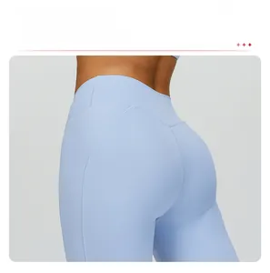 Close-up of the V-shaped back seam on high-waist light blue yoga pants for bum lifting