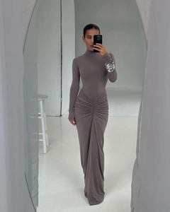 Détail du plissé à la taille et de la coupe ajustée de cette robe longue taupe à manches
