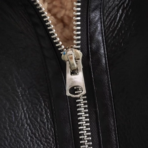 Gilet corto in pelle nera foderato in pelliccia con colletto e zip in metallo