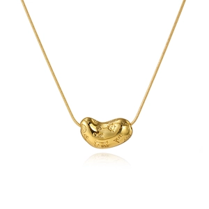 Makroaufnahme von 18k Gold Bohnenanhänger mit Gravuren und Schlangen-Halskette