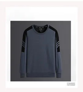 Détail du sweat décontracté avec manches raglan et triples bandes réfléchissantes argentées